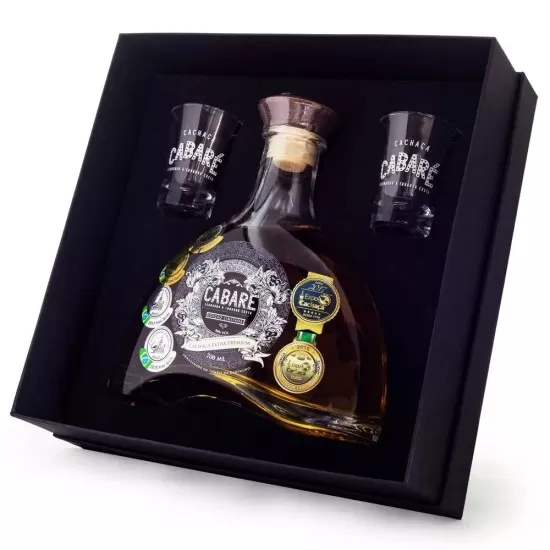 Kit Cachaça Cabaré Extra Premium 15Anos 700ML + 2 Copos Shot