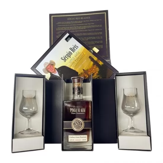 Cachaça Sérgio Reis 80 Anos Extra Premium 700ML Kit Com 2 Taças